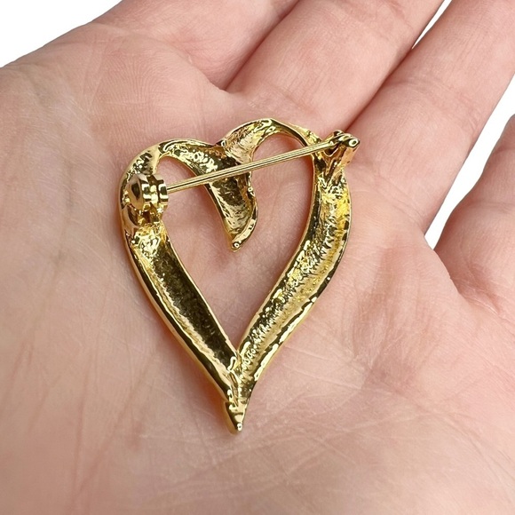 Vintage Gold Tone Heart Shaped 3 Clear Rhinestone Brooch Pin - Picture 6 of 7